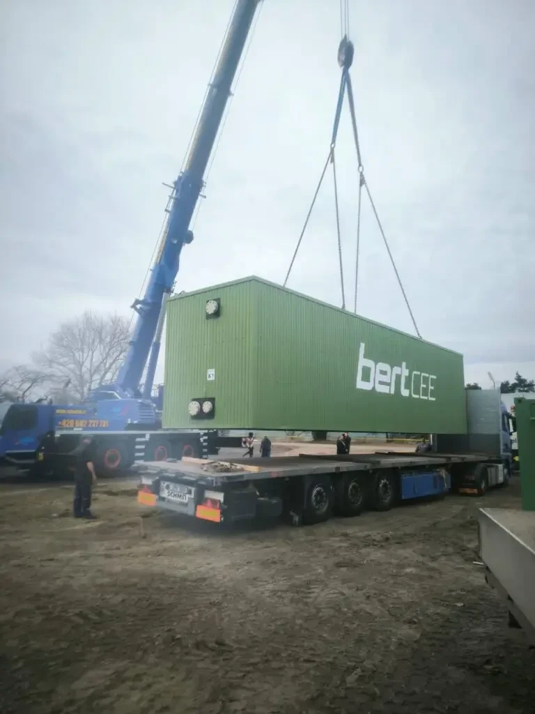 Instalace modulární bioplynové stanice bertCEE pomocí jeřábu na nákladní vůz
