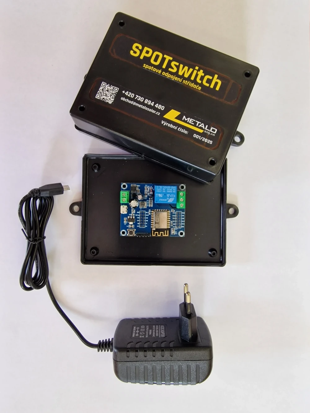 Zařízení SPOTswitch od METALO se svým vnitřním modulem a napájecím adaptérem